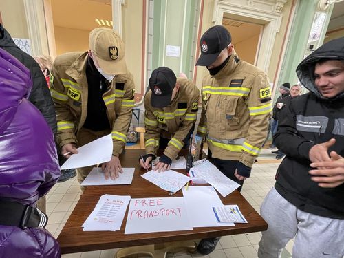 "우크라이나 피란민들에게 무료 교통편"(프셰미실[폴란드]=연합뉴스) 이율 특파원 = 프셰미실 중앙역에 설치된 창구에서 우크라이나 피란민들을 위한 무료 교통편 알선하고 있다. 2022.02.27