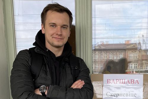 우크라이나 피란민에게 무료 숙소를 제공하는 폴란드인 표트르(프셰미실[폴란드]=연합뉴스) 이율 특파원 = 우크라이나 피란민 3명과 아이 1명에게 무료숙소와 이동편을 제공하겠다는 표트르가옆에 푯말을 세워놓고 연합뉴스와 인터뷰 하고 있다. 2022.02.27