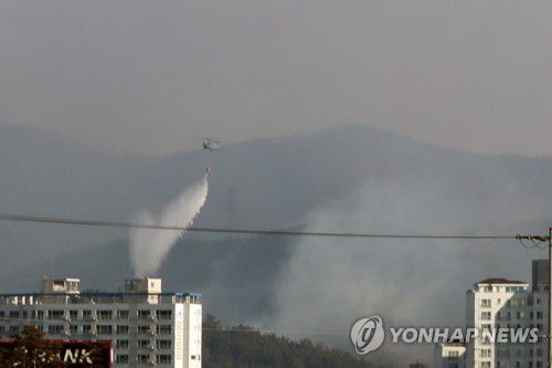 오늘도 바쁜 헬기(영덕=연합뉴스) 손대성 기자 = 지난 17일 경북 영덕군 영덕읍 산에서 불이 나 헬기가 진화하고 있다. 2022.2.17 sds123@yna.co.kr