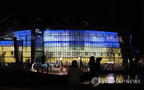 우크라이나 상징 ′평화의 빛′ 밝힌 도시들…세계는 평화를 원해