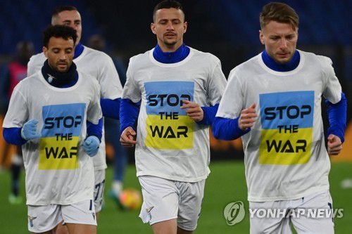 '전쟁 멈춰'…우크라와 연대한 이탈리아 프로축구 선수들(로마=AFP 연합뉴스) 27일(현지시간) 이탈리아 로마에서 열린 이탈리아 프로축구 세리에 A SS 라치오 대 SSC 나폴리의 경기를 앞두고 라치오의 선수들이 우크라이나 전쟁 중단을 촉구하는 문구가 적힌 운동복을 입고 경기를 준비하고 있다. 2022.2.28 alo95@yna.co.kr