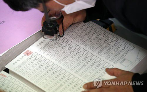 대선 투표용지 검수 꼼꼼하게(안양=연합뉴스) 홍기원 기자 = 제20대 대통령선거를 9일 앞둔 28일 오전 경기도 안양시의 한 인쇄업체에서 관계자가 인쇄된 투표용지를 살펴보고 있다. 2022.2.28 [공동취재] xanadu@yna.co.kr