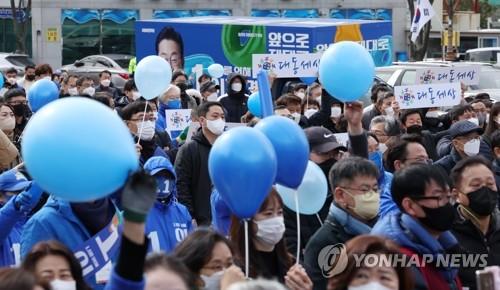 파란 풍선 흔드는 이재명 대선후보 지지자들(포항=연합뉴스) 백승렬 기자 = 28일 경북 포항시 포항시청 광장에서 열린 '포항발전 제대로! 새로운 포항을 위해, 이재명!' 포항 유세 현장에서 더불어민주당 이재명 대선후보의 지지자들이 풍선을 흔들고 있다. 2022.2.28 srbaek@yna.co.kr