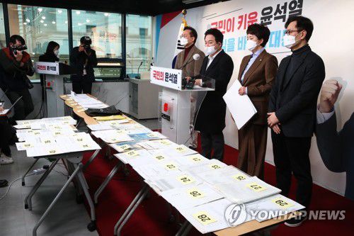 원희룡, 대장동 배수구 문건 실물 공개(서울=연합뉴스) 하사헌 기자 = 국민의힘 원희룡 정책본부장이 28일 오전 서울 여의도 중앙당사에서 대장동 배수구 문건 실물 공개 기자회견을 하고 있다. 2022.2.28 [국회사진기자단] toadboy@yna.co.kr