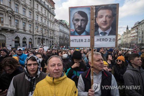 '히틀러와 영웅'…극명하게 비교된 러시아·우크라 정상 사진(프라하 AFP=연합뉴스) 27일(현지시간) 체코 프라하의 바츨라프 광장에서 열리는 러시아 규탄 시위에서 한 참가자가 우크라이나를 침공한 블라디미르 푸틴 러시아 대통령을 아돌프 히틀러 나치독일 총통에 빗댄 사진과 볼로디미르 젤렌스키 우크라이나 대통령을 영웅으로 표시한 사진이 담긴 팻말을 들고 행진하고 있다. 이날 바츨라프 광장엔 수천 명의 시위자가 운집해 러시아의 침공을 규탄하면서 우크라이나에서 일어나는 살상행위의 즉각적 중단을 요구했다. 2022.2.28 alo95@yna.co.kr