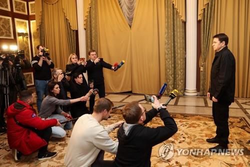 러시아와의 회담 결과를 설명하는 포돌랴크 우크라이나 협상단 대표 (고멜[벨라루스] AFP=연합뉴스) 28일(현지시간) 미하일로 포돌랴크 우크라이나 협상단 대표가 러시아 대표단과 협상 후 결과를 기자들에게 설명하고 있다. 2022. 2. 28
