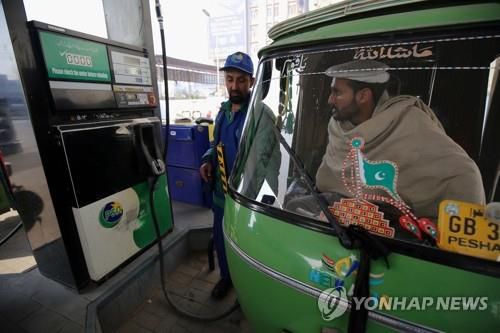 파키스탄 페샤와르의 주유소.[EPA 연합뉴스 자료사진. 재판매 및 DB 금지]