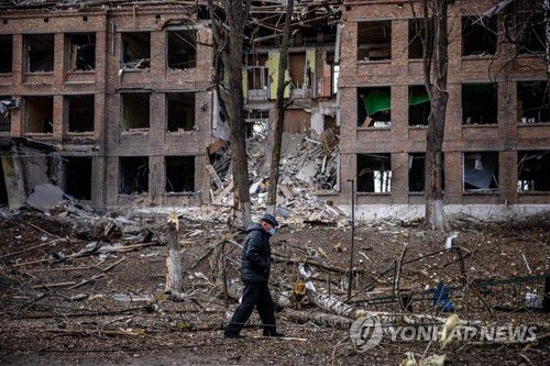러시아 미사일 공격으로 파괴된 우크라 키예프 인근 건물(바실키프 AFP=연합뉴스) 지난 27일(현지시간) 우크라이나 수도 키예프 인근 바실키프에서 한 남성이 러시아의 미사일 공격으로 파괴된 한 건물 앞을 지나고 있다.