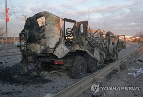 '격전 흔적 역력' 우크라이나 수도 키예프 외곽 지역(부차[우크라이나] 로이터=연합뉴스) 우크라이나 수도 키예프 외곽 도시 부차의 도로에 28일(현지시간) 불에 탄 차량이 방치돼 있다. 2022.3.1 jsmoon@yna.co.kr