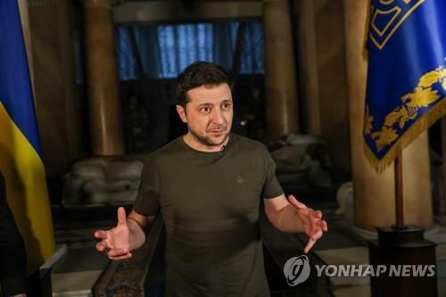 볼로디미르 젤렌스키 우크라이나 대통령 (키예프 로이터=연합뉴스) 볼로디미르 젤렌스키 우크라이나 대통령이 1일(현지시간) 로이터 통신·CNN과 공동 인터뷰하고 있다. 2022. 3. 1