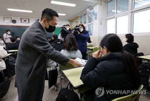 자가검진키트 나눠주는 선생님(서울=연합뉴스) 김인철 기자 = 전국 초·중·고교 개학 날인 2일 오전 서울 강남구 도곡중학교에서 선생님이 학생들에게 코로나19 자가검진키트를 나눠주고 있다. 2022.3.2