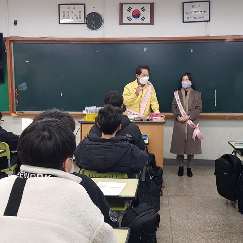 자가진단키트 사용법 설명하는 조희연 교육감(왼쪽)[촬영 황수빈]