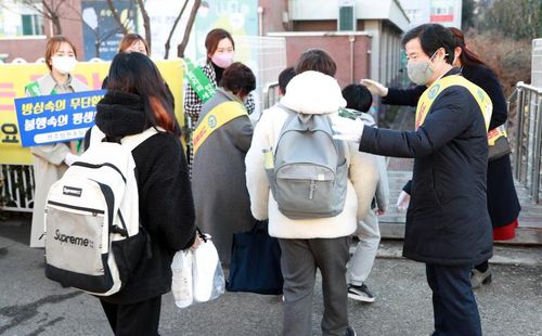 등교학생 격려하는 김승환 교육감 [전북도교육청 제공. 재판매 및 DB 금지]