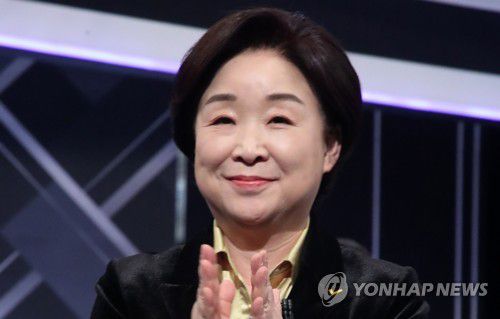 방송토론 참석한 심상정 대선후보(서울=연합뉴스) 정의당 심상정 대선후보가 2일 저녁 서울 영등포구 KBS 본관 스튜디오에서 열린 중앙선거관리위원회 주관 제20대 대통령선거 후보자 3차 사회분야 방송토론회에서 토론회 준비를 하고 있다. 2022.3.2 [국회사진기자단] srbaek@yna.co.kr