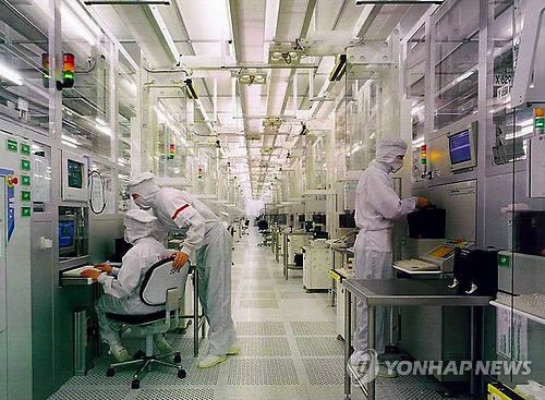 2005년 독일 반도체기업 인피니언의 뮌헨 공장에서 작업하는 직원들. [EPA 연합뉴스자료사진, 재판매 및 DB 금지]