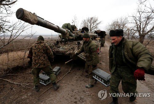 친러 반군의 탱크(도네츠크[우크라이나] 로이터=연합뉴스) 1일(현지시간) 우크라이나 도네츠크의 친러 반군 조직 대원들이 버려진 탱크 옆에서 작전을 펴고 있다. 2022.3.1