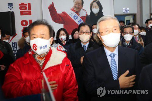 김종인, 대구 보궐선거 현장 방문(대구=연합뉴스) 박세진 기자 = 국민의힘 김종인 전 총괄선대위원장이 15일 대구 중·남구 국회의원 보궐선거에 무소속 출마한 주성영 후보 선거사무소 개소식에서 국민의례하고 있다. 2022.2.15 psjpsj@yna.co.kr