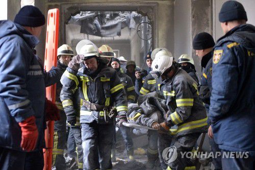 파괴된 우크라 하리코프 시청사서 시신 수습하는 구조대원들(하리코프 AFP=연합뉴스) 1일(현지시간) 구조대원들이 러시아군의 미사일 공격을 받아 파괴된 우크라이나 제2 도시인 하리코프의 시청사 밖으로 사망자의 시신을 옮기고 있다. 러시아의 우크라이나 침공 엿새째인 이날 러시아군은 우크라이나 동부 도시 하리코프와 수도 키예프, 남부 도시 헤르손 등을 중심으로 무차별 포격과 폭격에 나서 민간인 피해도 속출했다. 2022.3.2 leekm@yna.co.kr