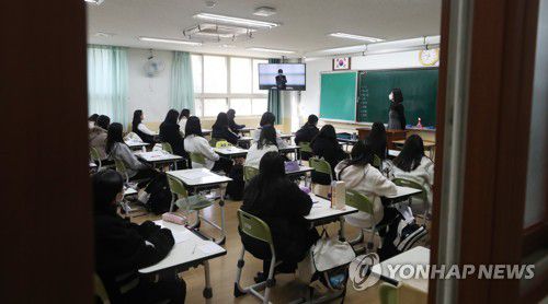 교실에서 개학식 하는 학생들(울산=연합뉴스) 김용태 기자 = 개학일인 2일 오전 울산시 북구 달천중학교에서 학생들이 교실에 앉아 교내 방송으로 개학식을 하고 있다. 2022.3.2 yongtae@yna.co.kr
