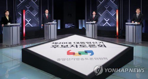 대선 후보 3차 사회분야 방송토론회(서울=연합뉴스) 2일 저녁 서울 영등포구 KBS 본관 스튜디오에서 열린 중앙선거관리위원회 주관 제20대 대통령선거 후보자 3차 사회분야 방송토론회에 참석한 더불어민주당 이재명(오른쪽부터), 국민의당 안철수, 국민의힘 윤석열, 정의당 심상정 대선후보가 토론회를 준비하고 있다. 2022.3.2 [국회사진기자단] uwg806@yna.co.kr