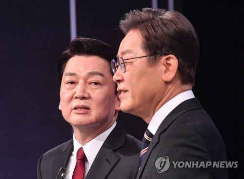 대화하는 이재명 대선후보와 안철수 대선후보(서울=연합뉴스) 2일 저녁 서울 영등포구 KBS 본관 스튜디오에서 열린 중앙선거관리위원회 주관 제20대 대통령선거 후보자 3차 사회분야 방송토론회에 참석한 더불어민주당 이재명(오른쪽), 국민의당 안철수 대선후보가 대화하고 있다. 2022.3.2 [국회사진기자단] srbaek@yna.co.kr