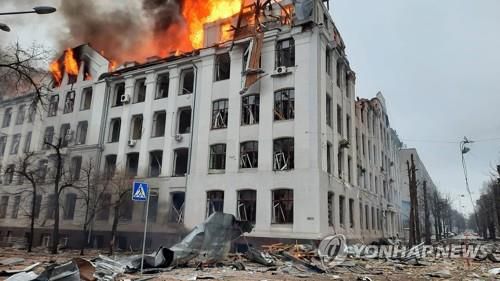 (하르키우 epa=연합뉴스) 2일(현지시간) 우크라이나 보안국 하르키우 지부 건물이 포격으로 불타고 있다. 2022.03.02 [우크라이나 비상사태부 제공. 재판매 및 DB 금지]