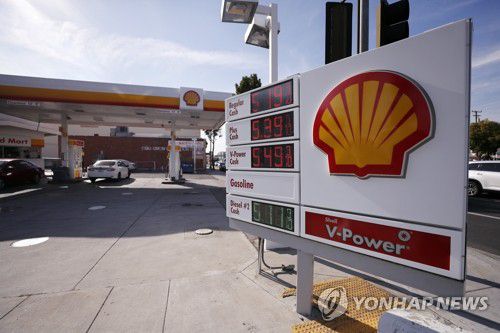 배럴당 110달러 상향 돌파한 국제 유가(로스앤젤레스 EPA=연합뉴스) 2일(현지시간) 미국 캘리포니아주 로스앤젤레스의 한 주유소에 갤런당 5달러를 훌쩍 넘는 휘발유 가격이 게시되고 있다. 우크라이나 사태로 미국의 일부 지역에서 휘발유 가격은 갤런당 5달러 위로 치솟았다. 이날 뉴욕상업거래소(NYMEX)에서 4월 인도분 서부 텍사스산 원유(WTI)는 전날보다 배럴당 7%(7.19달러) 급등한 110.60달러에 거래를 마쳤다. 종가 기준으로는 지난 2011년 5월 이후 거의 11년 만에 최고가 마감이다. 2022.3.3 jsmoon@yna.co.kr