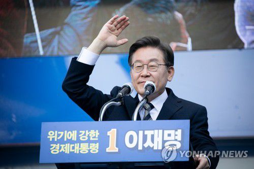 지지 호소하는 이재명(서울=연합뉴스) 백승렬 기자 = 더불어민주당 이재명 대선 후보가 3일 오후 서울 영등포구 타임스퀘어 앞 광장에서 열린 '영등포를 일등포로, 이재명은 합니다!' 영등포 집중 유세에서 지지를 호소하고 있다. 2022.3.3 [공동취재] uwg806@yna.co.kr