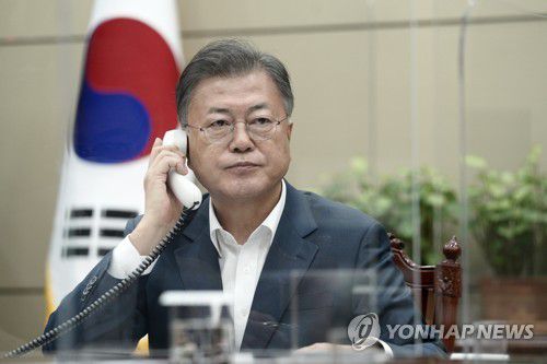 문재인 대통령, 젤렌스키 우크라이나 대통령과 통화(서울=연합뉴스) 문재인 대통령이 3일 오후 청와대 여민관 소회의실에서 볼로디미르 젤렌스키 우크라이나 대통령과 통화하고 있다. 2022.3.3 [청와대 제공, 재판매 및 DB 금지] seephoto@yna.co.kr