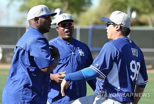 류현진·우리베·푸이그(글렌데일<미국 애리조나>=연합뉴스) 황광모 기자 = 2015년 3월 6일(한국시간) 미국 애리조나 글렌데일의 캐멀 백 랜치 훈련장에서 열린 미국 메이저리그 LA 다저스 스프링캠프에서 류현진이 후안 우리베와 야시엘 푸이그와 장난을 치고 있다. hkmpooh@yna.co.kr