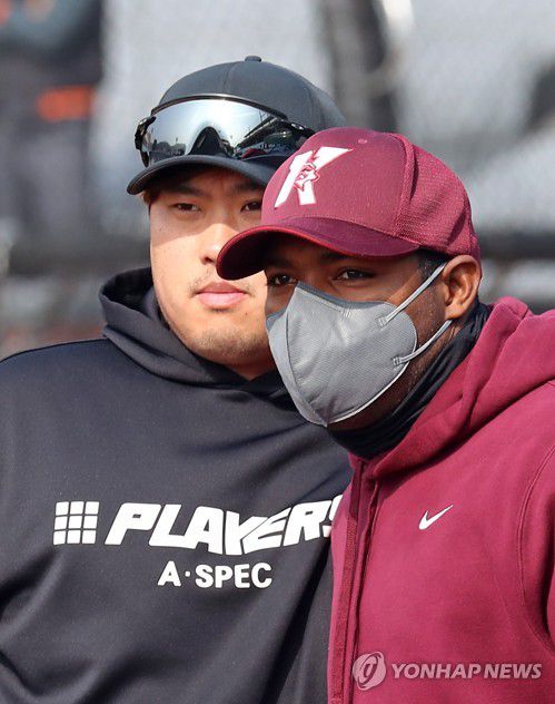 대전에서 만난 옛 동료(대전=연합뉴스) 김준범 기자 = 4일 오전 대전 한화생명이글스파크에서 류현진(35·토론토 블루제이스)과 야시엘 푸이그(32·키움 히어로즈)가 만나 인사하고 있다. 2022.3.4 psykims@yna.co.kr