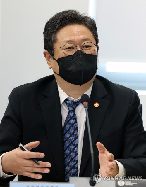 한류협력위원회 참석한 황희 장관(서울=연합뉴스) 황희 문화체육관광부 장관이 3일 서울 종로구 국립현대미술관 서울관에서 열린 제4차 한류협력위원회에서 발언하고 있다. 2022.3.4      [문화체육관광부 제공. 재판매 및 DB 금지] photo@yna.co.kr