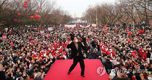 대구 찾은 윤석열 대선 후보(대구=연합뉴스) 한종찬 기자 = 국민의힘 윤석열 대선 후보가 4일 대구 달서구 두류공원에서 시민들을 향해 지지를 호소하고 있다. 2022.3.4 [공동취재] saba@yna.co.kr