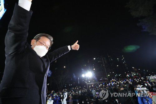 서울 강동구 유세 나선 이재명(서울=연합뉴스) 더불어민주당 이재명 대선 후보가 4일 오후 서울 강동구 상일동 강동아트센터에서 열린 "강동의 선택은 이재명입니다!" 유세에서 인사하고 있다. 2022.3.4 [국회사진기자단] uwg806@yna.co.kr