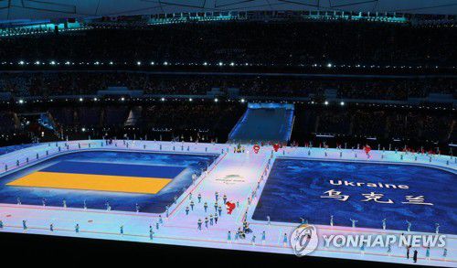 [패럴림픽] 우크라이나 선수단 입장(베이징=연합뉴스) 김주성 기자 = 4일 오후 중국 베이징 국립경기장에서 열린 2022 베이징 패럴림픽 개회식에서 러시아의 침공으로 고통을 겪고 있는 우크라이나의 선수단이 46개 참가국 중 4번째로 입장하고 있다.      우크라이나를 침공한 러시아와 이에 동조한 벨라루스는 전 세계 스포츠계의 반발 속에 출전이 불허됐다. 2022.3.4 utzza@yna.co.kr