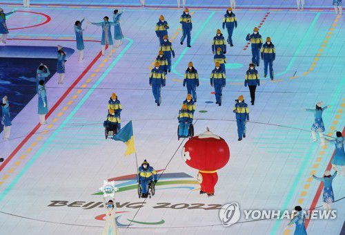 [패럴림픽] 우크라이나 선수단 입장(베이징=연합뉴스) 김주성 기자 = 4일 오후 중국 베이징 국립경기장에서 열린 2022 베이징 패럴림픽 개회식에서 러시아의 침공으로 고통을 겪고 있는 우크라이나의 선수단이 46개 참가국 중 4번째로 입장하고 있다.      우크라이나를 침공한 러시아와 이에 동조한 벨라루스는 전 세계 스포츠계의 반발 속에 출전이 불허됐다. 2022.3.4 utzza@yna.co.kr