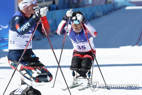 [패럴림픽] 아쉬워하는 신의현(장자커우=연합뉴스) 김주성 기자 = 신의현이 5일 오전 중국 허베이성 장자커우의 국립바이애슬론센터에서 열린 2022 베이징 동계패럴림픽 바이애슬론 남자 스프린트 좌식 6㎞ 경기에서 대회 첫 메달 획득에 실패한 후 아쉬워하고 있다. 2022.3.5 utzzza@yna.co.kr