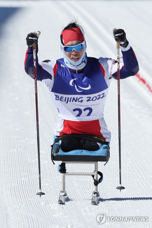 [패럴림픽] 설원 질주하는 원유민(장자커우=연합뉴스) 김주성 기자 = 5일 오전 중국 허베이성 장자커우의 국립바이애슬론센터에서 열린 2022 베이징 동계패럴림픽 바이애슬론 남자 스프린트 좌식 6㎞ 경기에서 원유민이 설원을 질주하고 있다. 2022.3.5 utzzza@yna.co.kr