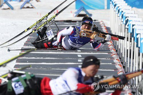 [패럴림픽] 사격하는 신의현(장자커우=연합뉴스) 김주성 기자 = 신의현이 5일 오전 중국 허베이성 장자커우의 국립바이애슬론센터에서 열린 2022 베이징 동계패럴림픽 바이애슬론 남자 스프린트 좌식 6㎞ 경기에서 사격을 하고 있다. 2022.3.5 utzzza@yna.co.kr