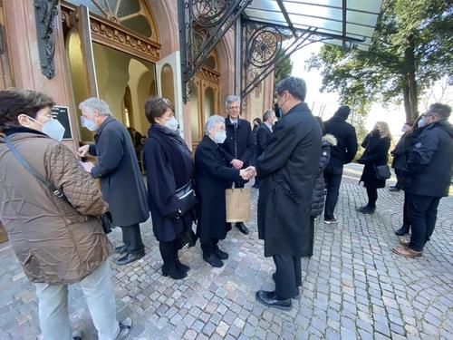 슈나이스 목사의 부인 기요코 여사에게 조의를 표하는 고경석 주프랑크푸르트총영사[주프랑크푸르트 총영사관 제공=연합뉴스]