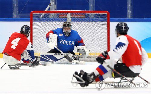 [패럴림픽] 2회 연속 메달 도전하는 아이스하키 대표팀(베이징=연합뉴스) 동계 패럴림픽 두 대회 연속 메달 획득을 노리는 한국 장애인아이스하키 대표팀이 미국과의 첫 경기를 하루 앞둔 5일 오전 중국 베이징 국립실내경기장에서 훈련을 하고 있다. 2022.3.5 [대한장애인체육회 제공. 재판매 및 DB 금지] photo@yna.co.kr