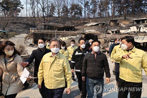 화재 현장 살피는 문재인 대통령(울진=연합뉴스) 안정원 기자 = 강원ㆍ경북 산불현장 방문에 나선 문재인 대통령이 6일 경북 울진군 신화2리 화재현장을 방문, 화재 현장을 살피고 있다. 2022.3.6 jeong@yna.co.kr