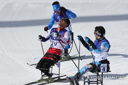 [패럴림픽] 아쉬워하는 신의현(장자커우=연합뉴스) 김주성 기자 = 신의현이 6일 오전 중국 장자커우 국립바이애슬론센터에서 열린 2022 베이징 동계패럴림픽 크로스컨트리스키 남자 좌식 18㎞ 경기에서 8위로 결승선을 통과 후 아쉬워하고 있다. 2022.3.6 utzzza@yna.co.kr