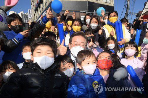 아이들과 사진 찍는 이재명(서울=연합뉴스) 더불어민주당 이재명 대선 후보가 6일 오후 서울 성북천 분수광장 앞에서 열린 유세에서 아이들과 기념사진을 찍고 있다. 2022.3.6 [국회사진기자단] uwg806@yna.co.kr