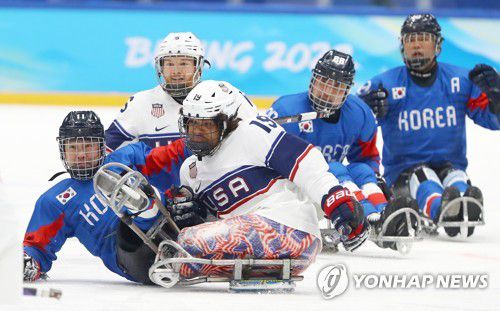 [패럴림픽] 고전하는 한국(베이징=연합뉴스) 6일 중국 베이징 국립실내체육관에서 열린 2022 베이징 동계패럴림픽 장애인아이스하키 대한민국 대 미국 경기에서 최배석이 몸싸움을 벌이다가 넘어지고 있다. 2022.3.6 [대한장애인체육회 제공. 재판매 및 DB 금지] utzzza@yna.co.kr