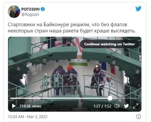 소유스-2.1b 로켓에 붙인 관련 국가 국기를 가리는 장면 (서울=연합뉴스) 카자흐스탄 바이코누르 우주 기지의 러시아 발사요원들이 원웹 로켓에 붙인 관련 국가의 국기 중 영국과 일본에 이어 미국 국기를 흰색 테이프를 붙여 가리고 있다. 인도와 프랑스, 우리나라의 국기도 같이 붙어있으나 가리는 장면이 영상에는 포함되지 않았다. 이 영상은 드미트리 로고진 러시아 연방우주공사 사장이 자신의 트위터에 올렸다. 2022.03.07. [트위터 화면 캡처/ 재판매 및 DB 금지] photo@yna.co.kr
