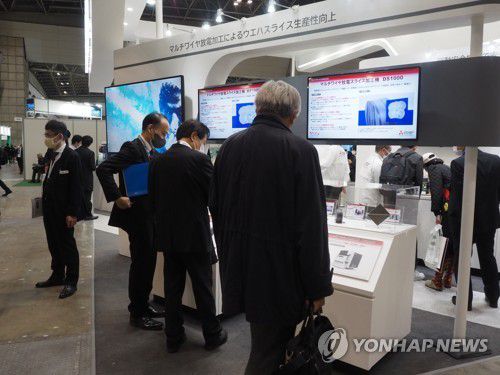 2021년 12월 16일 일본 도쿄(東京)의 전시시설인 도쿄빅사이트에서 반도체 등과 관련된 첨단기술 전시회 '세미콘 저팬'이 열린 가운데 방문객들이 전시물을 살펴보고 있다. [연합뉴스 자료사진]