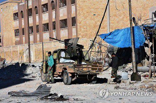 2016년 11월 시리아 알레포의 현지 전투원 모습[EPA/SANA 연합뉴스 자료사진. 재판매 및 DB금지]