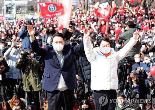 지지 호소하는 윤석열-안철수(하남=연합뉴스) 국민의힘 윤석열 대선 후보가 7일 경기도 하남시 신장동 스타필드 앞 유세 현장에서 안철수 국민의당 안철수 대표와 함께 지지를 호소 하고 있다. 2022.3.7 [국회사진기자단] photo@yna.co.kr