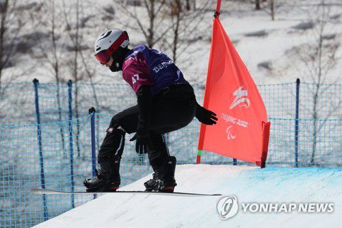 [패럴림픽] 설원 질주하는 이제혁(장자커우=연합뉴스) 김주성 기자 = 7일 오전 중국 장자커우 겐팅 스노우파크에서 열린 스노보드 남자 보드크로스 준준결승 경기에서 이제혁이 설원을 질주하고 있다. 2022.3.7 utzzza@yna.co.kr